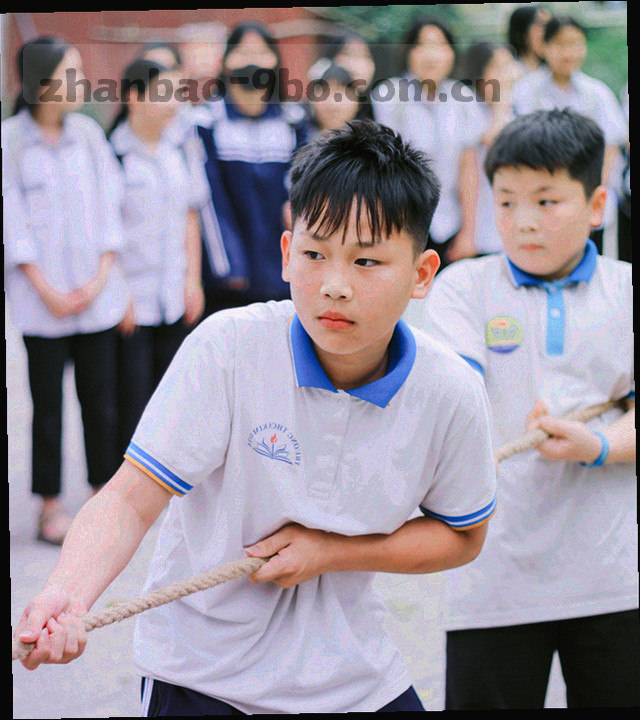 足球运动员踢球的高速瞬间，带动态模糊